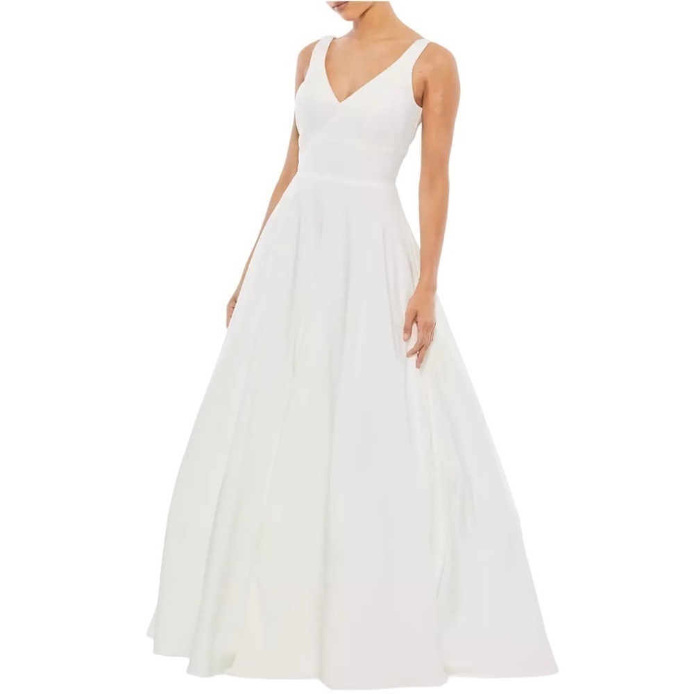 MACDUGGAL Size 2 White Classic V-Neck Sleeveless Ballroom Wedding Gown